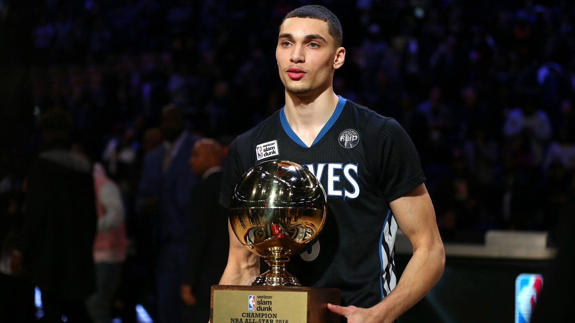 铁闸与利刃,三笘薰攻防一体闪耀全场,利物浦末节风暴击沉塞维利亚